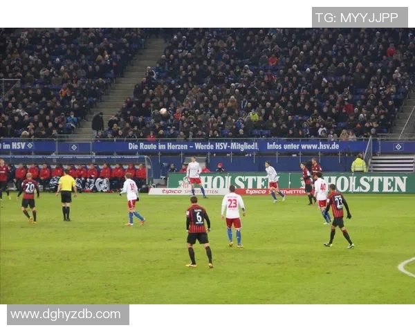 布拉格斯与皮尔森的精彩对决揭示足球战术与团队合作的重要性