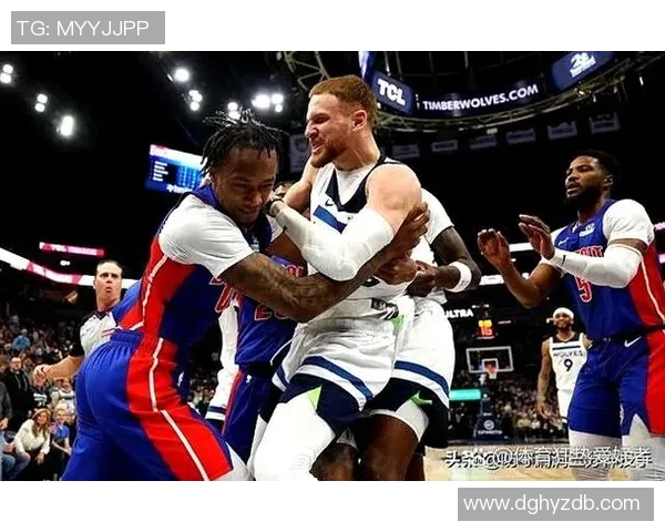 开拓者与勇士赛场冲突引发激烈争执球员情绪失控现场火药味十足